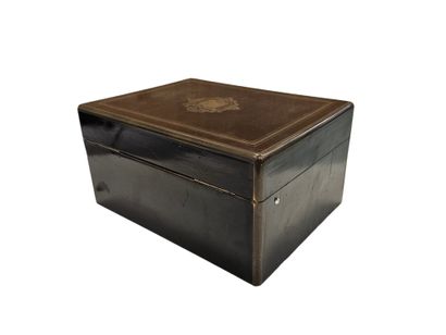 NECESSAIRE DE VOYAGE
Dans un coffret en bois...