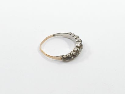 BAGUE en or et argent ornée de pierres blanches...
