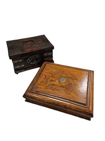 COFFRET A BIJOUX EN BOIS ET METAL 
Ouvrant...