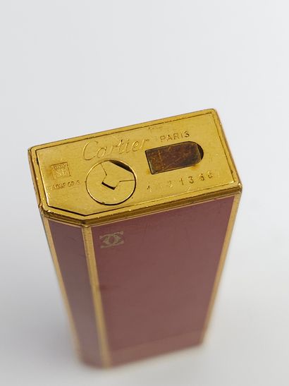 CARTIER 
Briquet en métal doré et laque