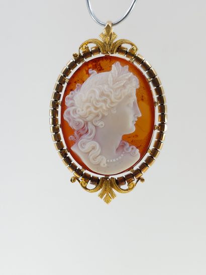 BROCHE CAMEE sur agate représentant une femme...