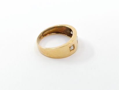 RING in 750° yellow gold set with three diamonds...