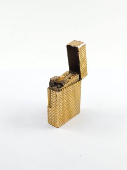 DUPONT 
Briquet en métal doré dans son étui...