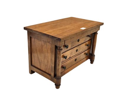 Commode de maitrise de style Empire en noyer...