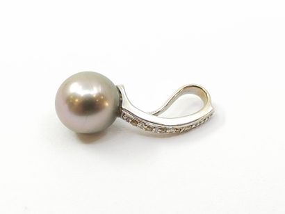 PENDENTIF en or gris 750° ornée d'une perle...