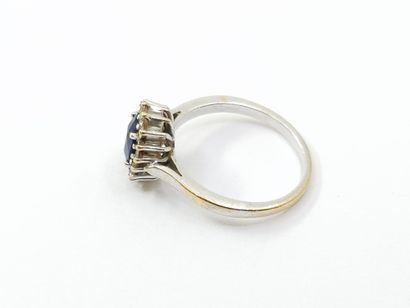 RING in 750° white gold set with a sapphire...