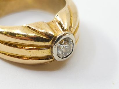 RING in 750° yellow gold set with an old-cut...
