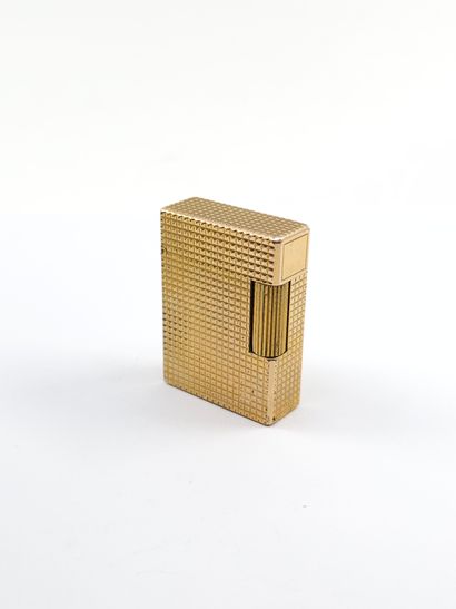 DUPONT 
Briquet en métal doré dans son étui...