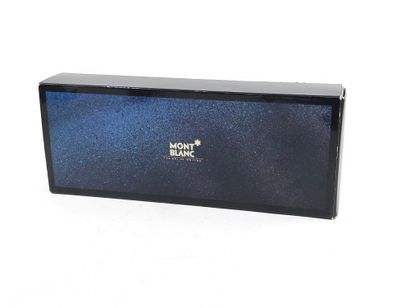 UN MONTBLANC
Stylo à plume 
Dans sa boîte...