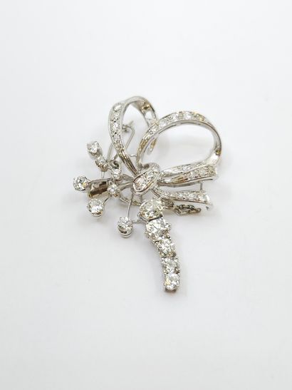 A 750° white gold BROCHURE with a plant motif...