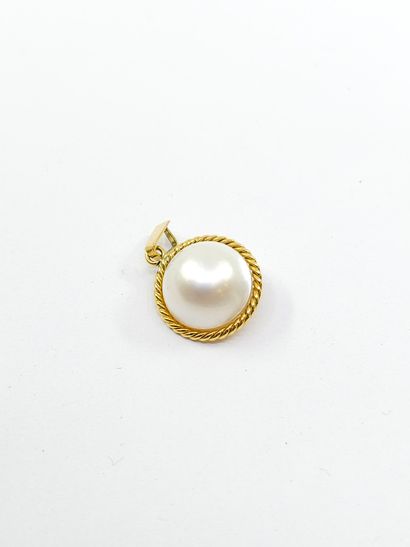 PENDENTIF en or jaune 750° ornée d'une demi-perle
Poids...