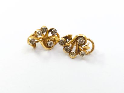PAIR OF EARRINGS in two-tone 750° gold, floral...