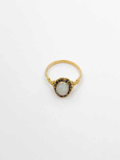 BAGUE en or jaune 750° ornée d'une opale...