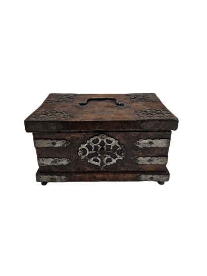 COFFRET A BIJOUX EN BOIS ET METAL 
Ouvrant...