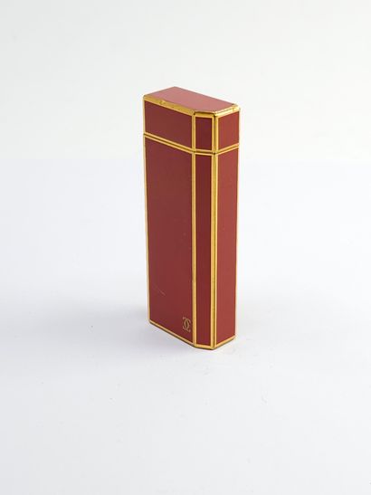 CARTIER 
Briquet en métal doré et laque