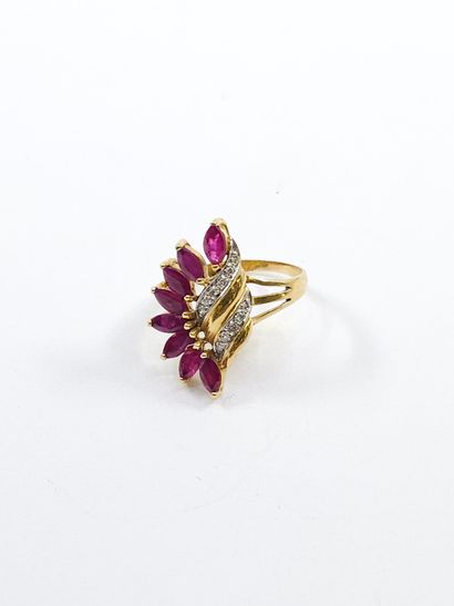 BAGUE en or deux tons 750° ornée de rubis...