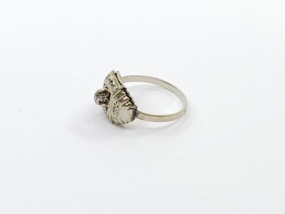 BAGUE en or gris 750° ornée de diamants et...