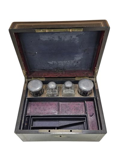 NECESSAIRE DE VOYAGE
Dans un coffret en bois...