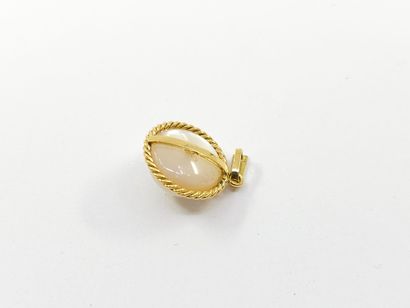 PENDENTIF en or jaune 750° ornée d'une demi-perle
Poids...