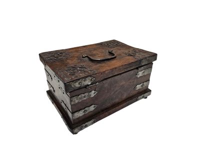 COFFRET A BIJOUX EN BOIS ET METAL 
Ouvrant...