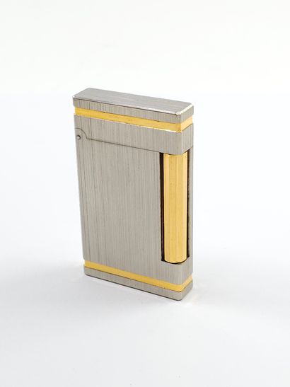 DUPONT 
Briquet en métal argenté et doré...