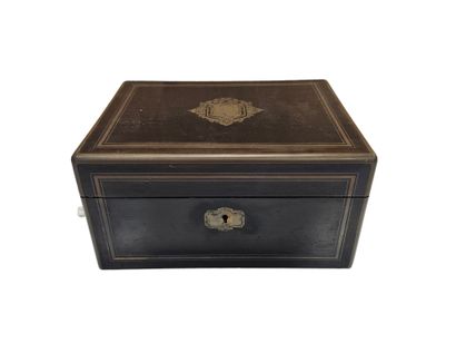NECESSAIRE DE VOYAGE
Dans un coffret en bois...