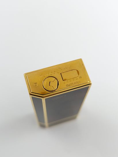 MUST de CARTIER 
Briquet en métal doré et...