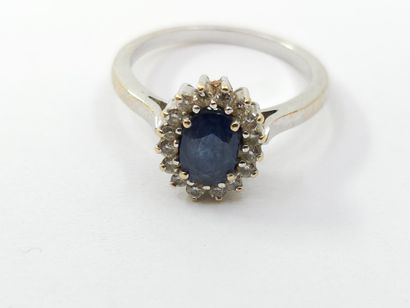 RING in 750° white gold set with a sapphire...