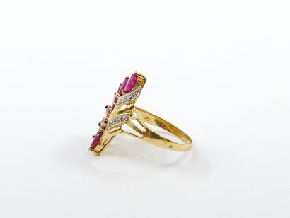 BAGUE en or deux tons 750° ornée de rubis...