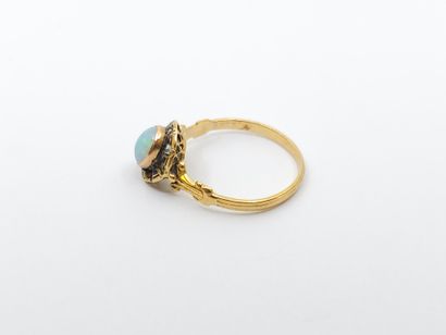 BAGUE en or jaune 750° ornée d'une opale...