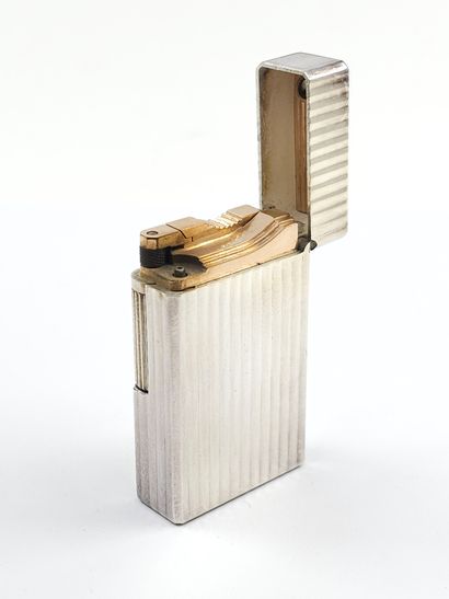 DUPONT 
Briquet en métal argenté 
Dans sa...