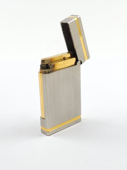 DUPONT 
Briquet en métal argenté et doré...