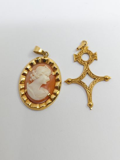 LOT of 750° gold including : 
Shell cameo...