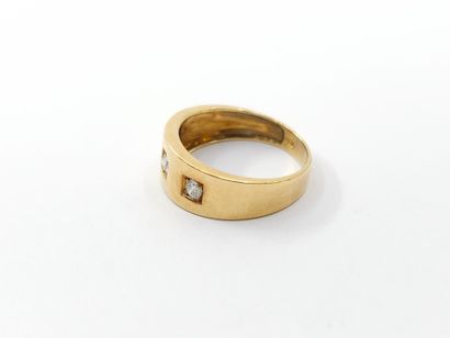 RING in 750° yellow gold set with three diamonds...