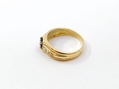 RING in yellow 750° set with a sapphire and...
