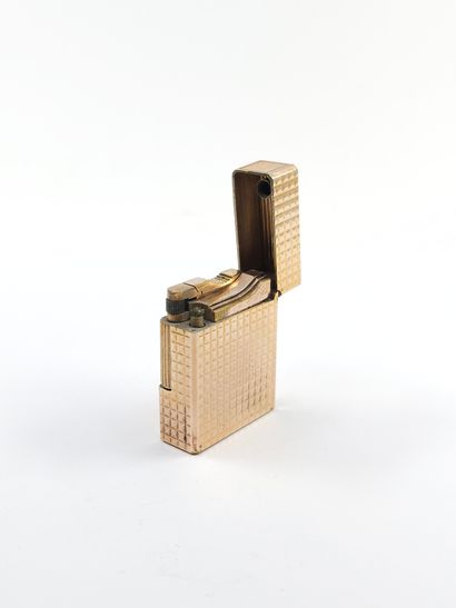 DUPONT 
Briquet en métal doré 
Révisé