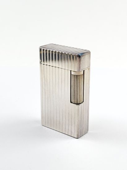 DUPONT 
Briquet en métal argenté 
Dans sa...