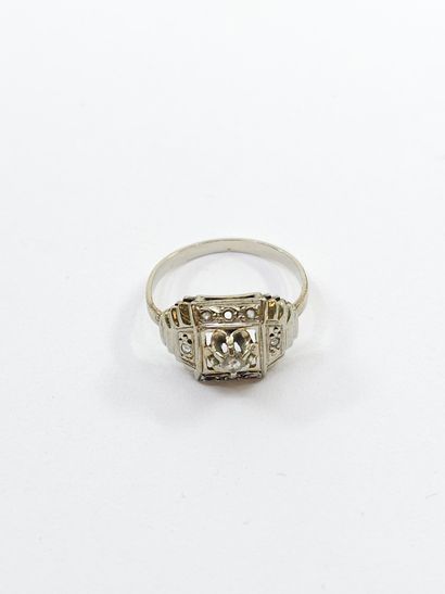 BAGUE en or gris 750° ornée de diamants et...