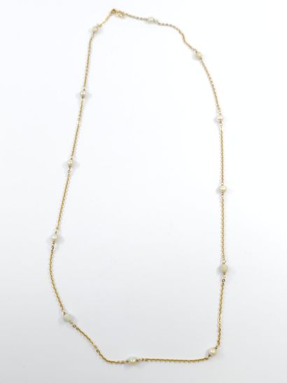 COLLIER en or jaune 750° et perles 
Poids...
