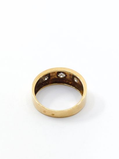 RING in 750° yellow gold set with three diamonds...