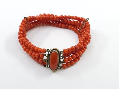 BRACELET quatre rangs de corail fermoir en...