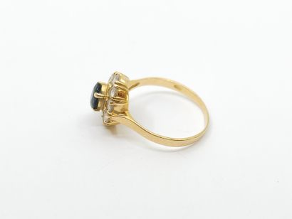 Daisy ring in 750° yellow gold set with white...