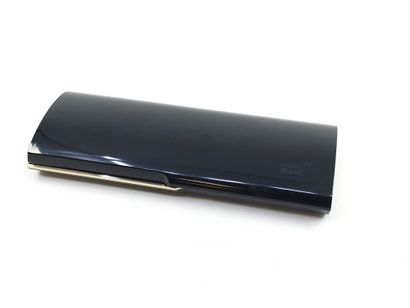 UN MONTBLANC
Stylo à plume 
Dans sa boîte...