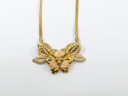 COLLIER en or jaune 750° à motif floral 
Poids...