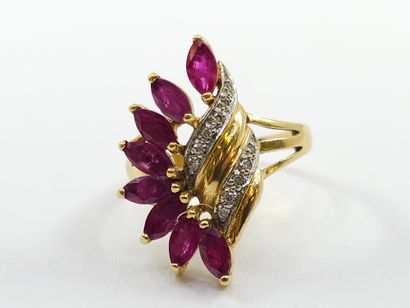 BAGUE en or deux tons 750° ornée de rubis...