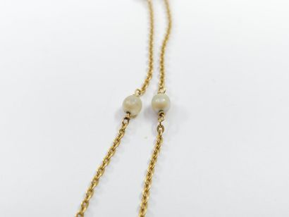 COLLIER en or jaune 750° et perles 
Poids...