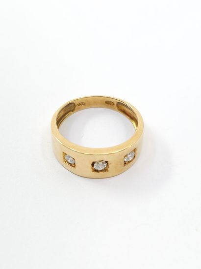 RING in 750° yellow gold set with three diamonds...