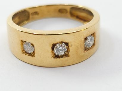 RING in 750° yellow gold set with three diamonds...