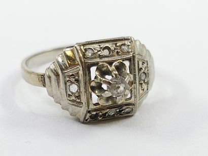 BAGUE en or gris 750° ornée de diamants et...
