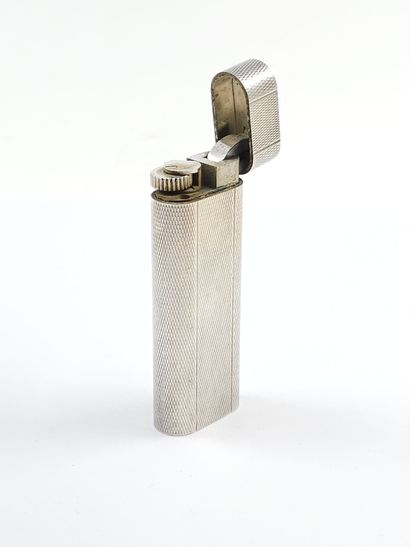 CARTIER 
Elegant briquet en métal argenté...